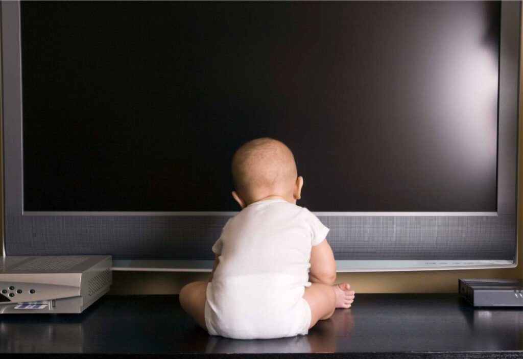 batoľa pred vypnutým televízorom