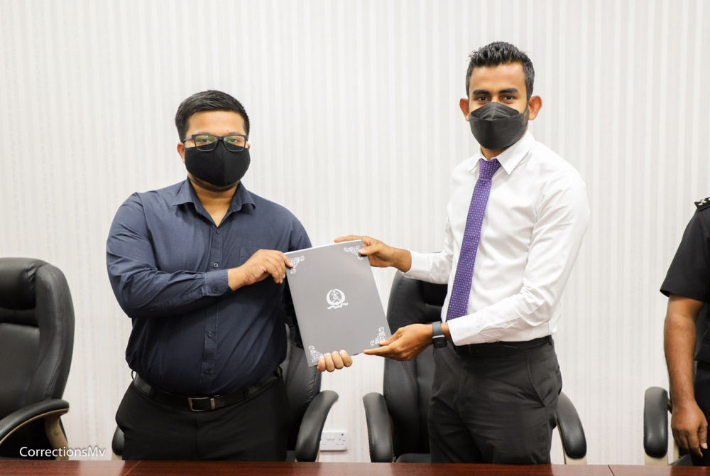 ޕްރިޒަން އޮފިސަރުން ބޮޑީ ވޯރން ކެމެރާ ބޭނުންކުރަން ފެށުން