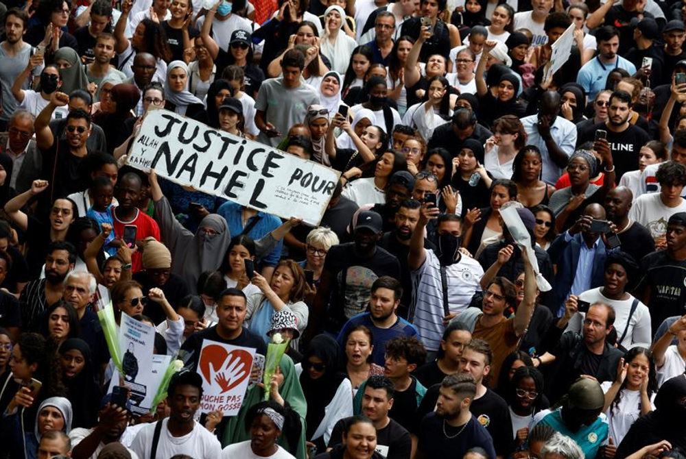 ޕެރިހުގައި މުޒާހަރާ ކުރަނީ