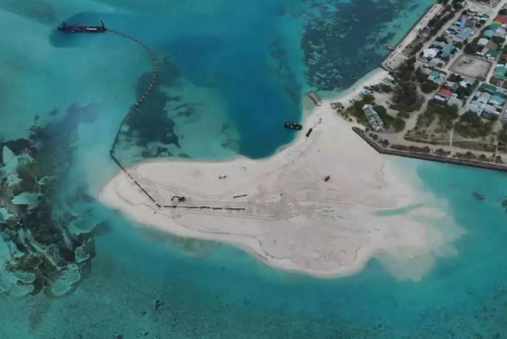 ތުޅާދޫ އެއަރޕޯޓުގެ ބިން ހިއްކުން 2025 އޮކްޓޯބަރު 11 ވަނަ ދުވަހާ ހަމަ އަށް ކުރިއަށް ގޮސްފައިވާ މިންވަރު ފެންނަ ފޮޓޯ އެއް