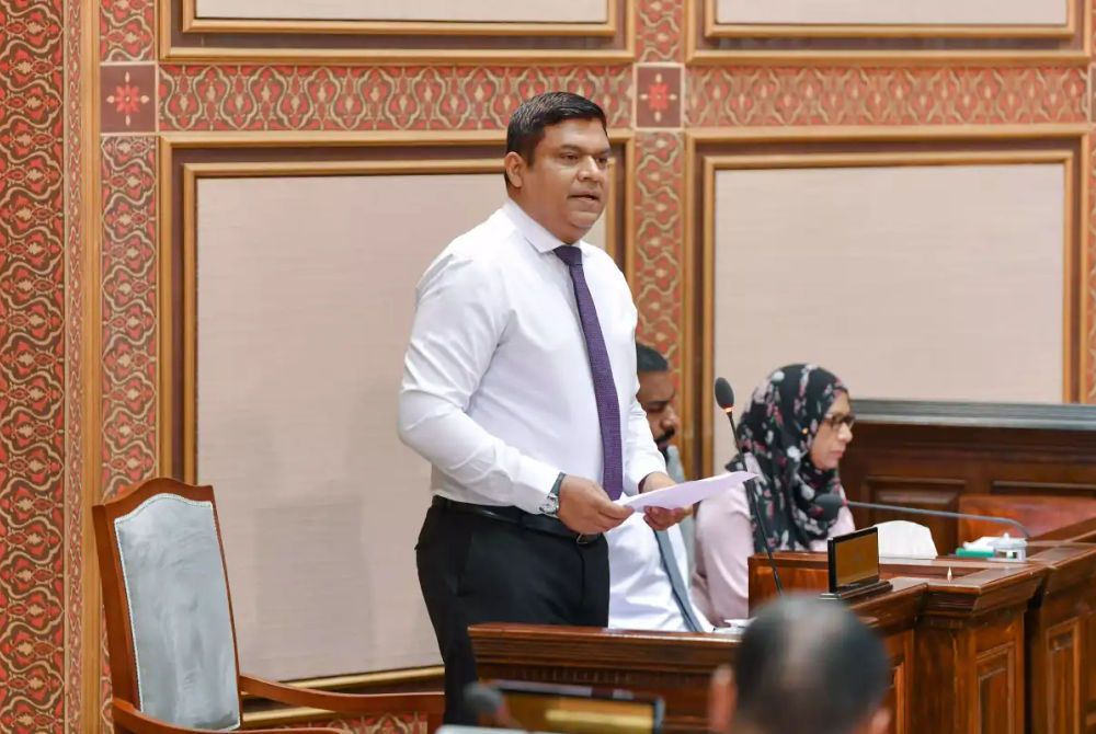 ރައްޔިތުންގެ މަޖިލީހުގެ ޖަލްސާގައި ޓްރާންސްޕޯޓް މިނިސްޓަރު މުޙައްމަދު އަމީން