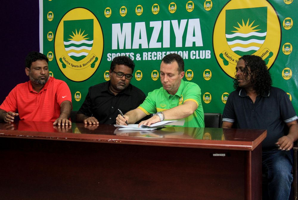 މާޒިޔާއާގެ އެއްބަސްވުމުގައި  މަރްޔަން ސެކުލޮސްކީ ސޮއިކުރަނީ