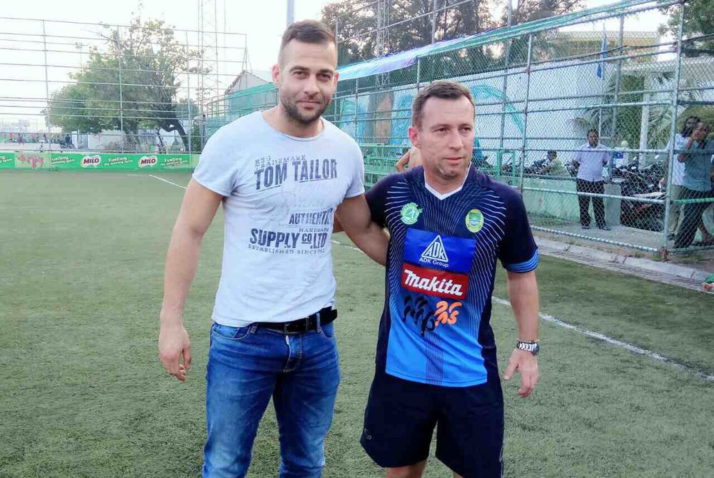 މާޒިޔާއަށް އަލަށް ގުޅުނު ބިދޭސީ ކުޅުންތެރިޔާ (ވ) އާއި އެޓީމުގެ ކޯޗު (ކ)- ފޮޓޯ: ފޭސްބުކް