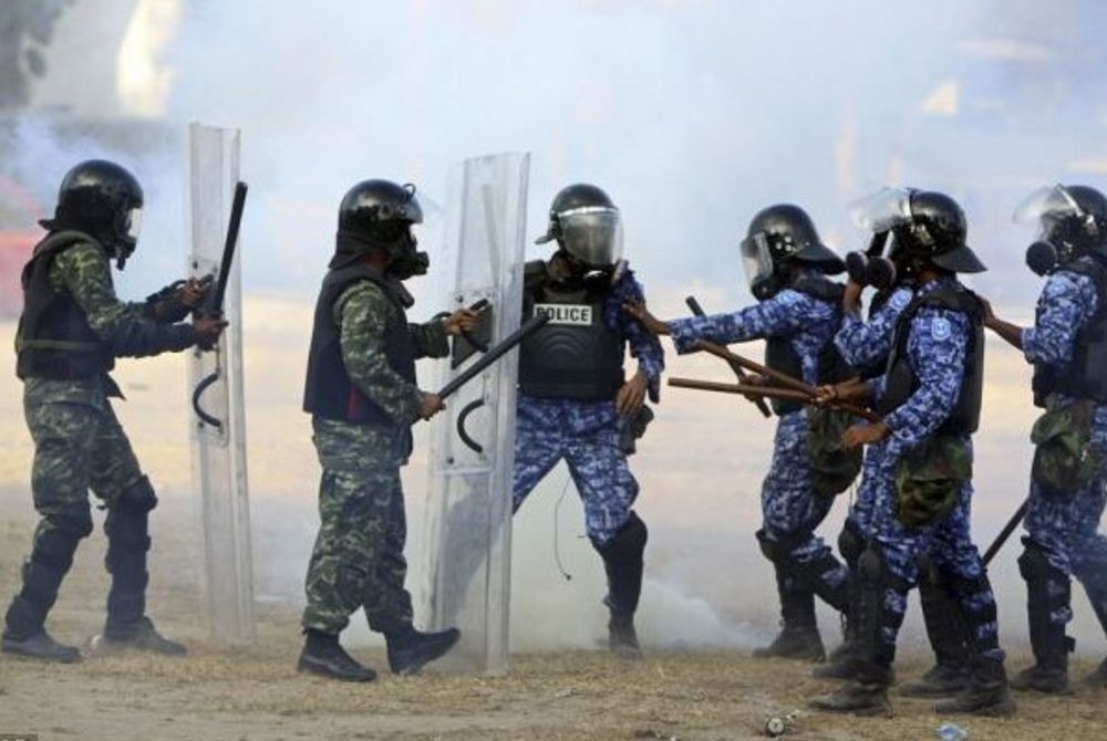 ސިފައިންނާއި ފުލުހުންގެ ބައެއް އޮފިސަރުން ޖުމްހޫރީ މައިދާނުގައި