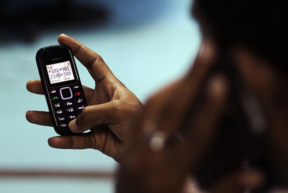 މީހަކު ފޯނާ ކުޅެނީ