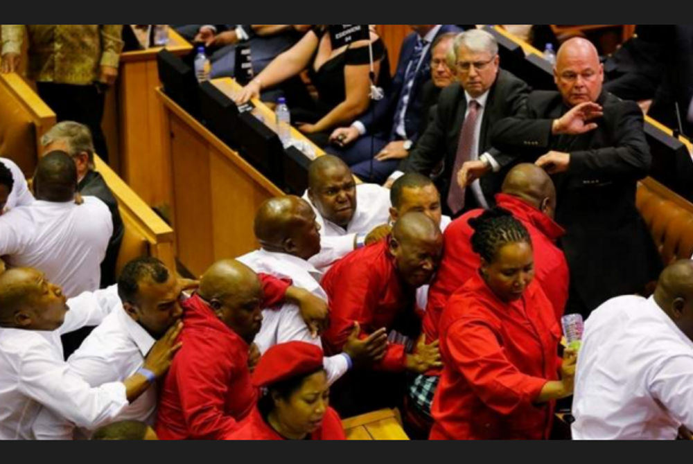 ދެކުނު އެފްރިކާގެ ރައީސް އާ ދެކޮޅަށް އިދިކޮޅު މެމްބަރުން އިހްތިޖާޖު ކުރަނީ