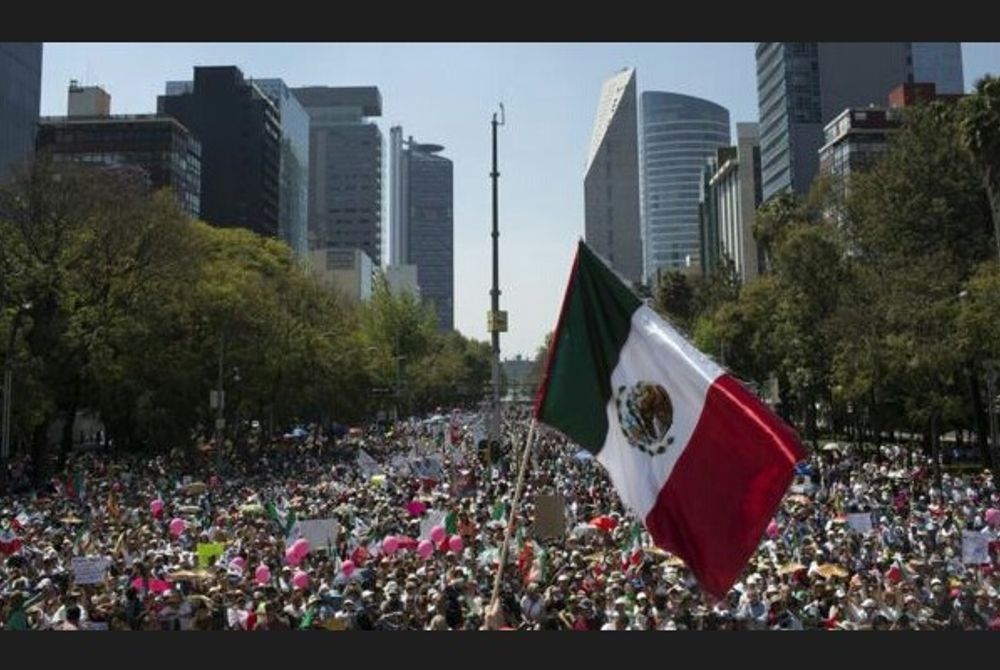 މެކްސިކޯގައި ރައީސް ޓްރަމްޕާ ދެކޮޅަށް މުޒާހަރާ ކުރަނީ