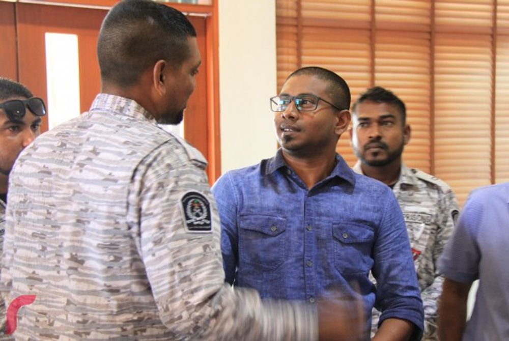 މަހުލޫފްގެ މައްޗަށް އިއްވި ހުކުމް ތަންފީޒު ކުރަމުންދިޔައިރު، ކަރެކްޝަނުގެ އޮފިސަރުންތަކަކާއެކު