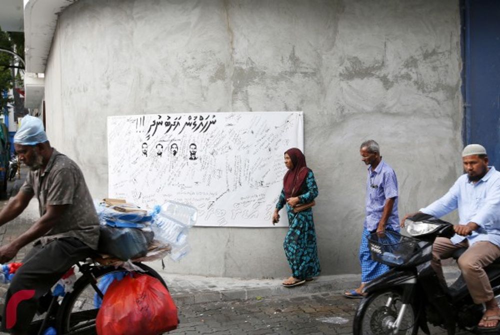 The signed billboard petition calling for charges against RaajjeTV staff to be dropped.