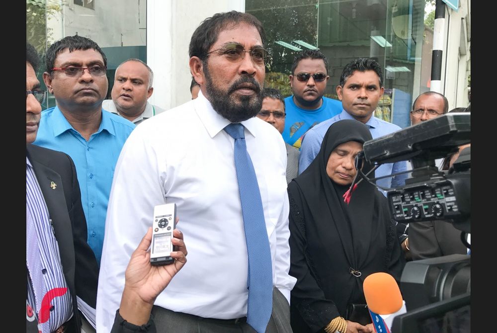 ކޯޓުން ދޫކޮށްލުމާއެކު ވަކީލުންނާއި އާއިލާގެ ބޭފުޅުންނާއެކު ގާސިމް