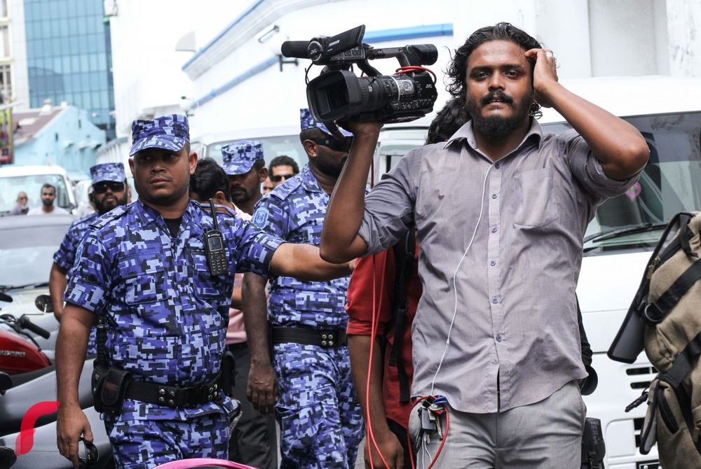 މުޒާހަރާއެއްގެ ތެރޭގައި ފުލުހުން ކެމެރާމަނަކު ދުރަށް ޖައްސަނީ