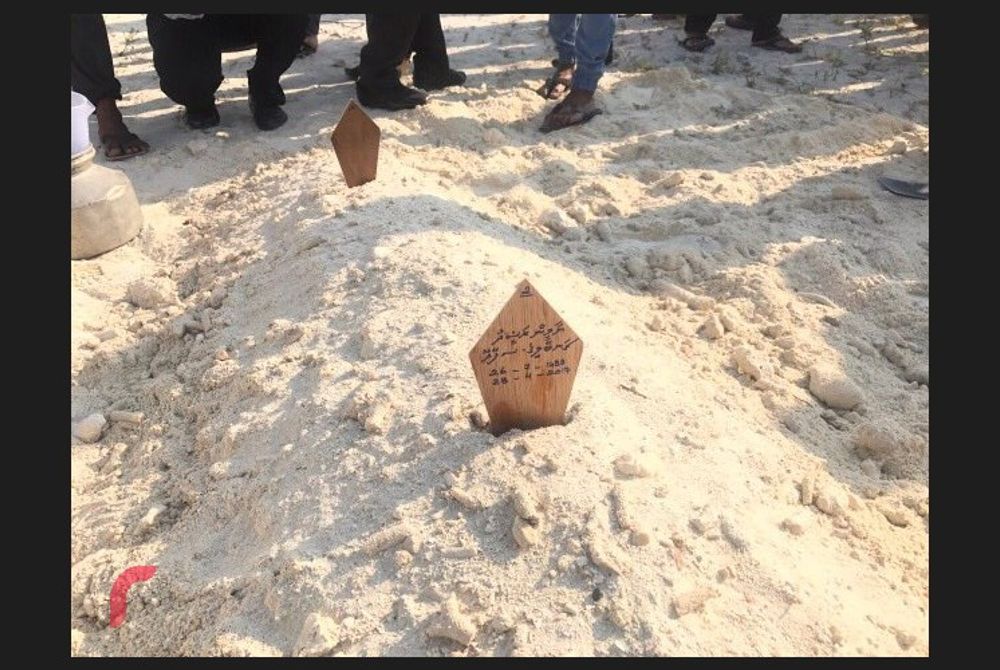 ޔާމީން ވަޅުލުމަށް އޭނާގެ ސަންދޯއް ގެންނަނީ - ޔާމީން ވަޅުލީ އަސްރު ނަމާދަށް ފަހު ހުޅުމާލޭގައި