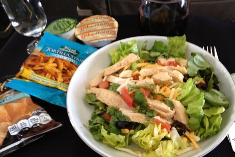 މަތިންދާ ބޯޓެއްގައި ފަސިންޖަރުންނަށް ދީފައިވާ ކާއެއްޗެހީގެ ފޮޓޯއެއް