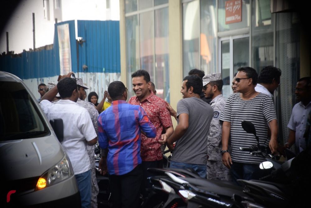 ކާނަލް ނާޒިމް އަނބުރާ ޖަލަށް ގެންދަނީ