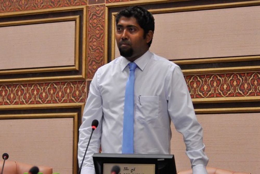 މެންބަރު ޝާހް ރައްޔިތުންގެ މަޖިލީހުގެ ޖަލްސާއެއްގައި ވާހަކަ ދައްކަވަނީ