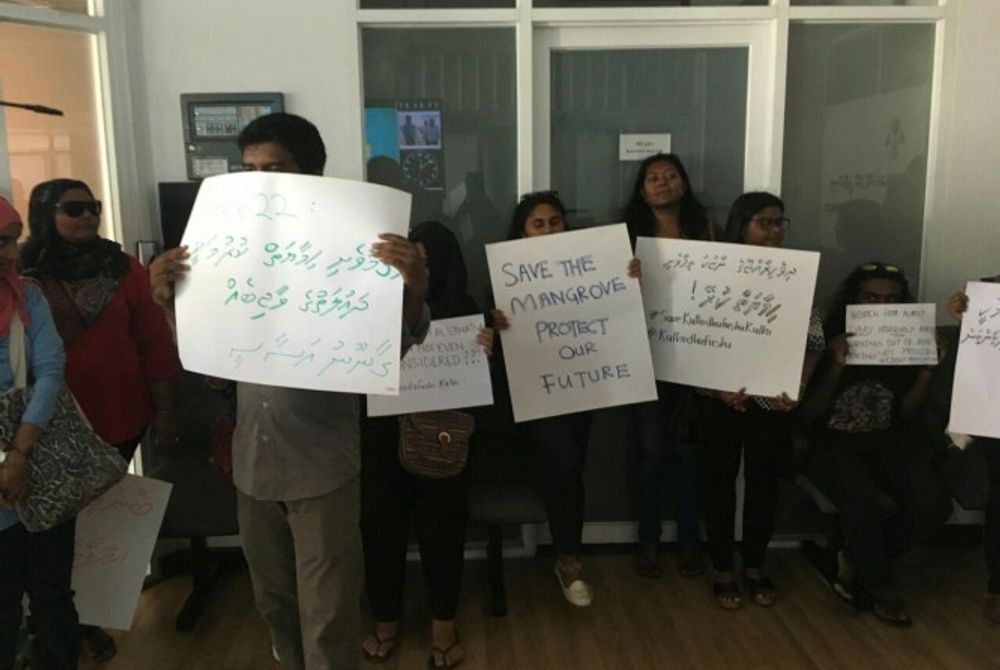 A peaceful gathering was held in front the Ministry of Environment and Energy on Thursday morning