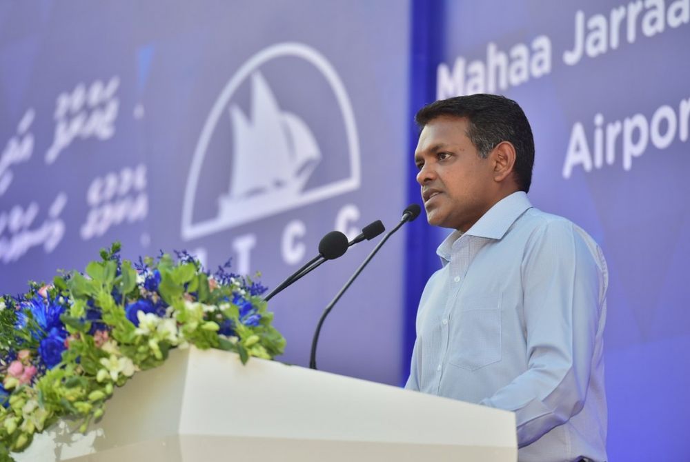 ކުޅުދުއްފުށި އެއާޕޯޓް ހެދުމަށްޓަކައި ބިން ހިއްކުމުގެ މަސައްކަތް އިފްތިތާހު ކޮށްދެއްވުމަށް ބޭއްވި ޖަލްސާގައި ނަޝީދު ވާހަކަ ދައްކަވަނީ