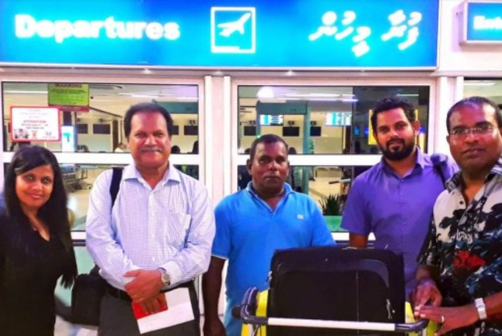 ސިވިލް ސަރވިސް ކޮމިޝަންގެ ރައީސް ޑރ. ޢަލީ ޝަމީމް (ވައަތުން ދެވަނަ އަށް) ސިންގަޕޫރާއި ޗައިނާ އަށް ކުރައްވާ ދަތުރުފުޅަށް ފުރާވަޑައިގަތުމުގެ ކުރިން އިބްރާހިމް ނާސިރު އިންޓަރނޭޝަނަލް އެއަރޕޯޓުގައި