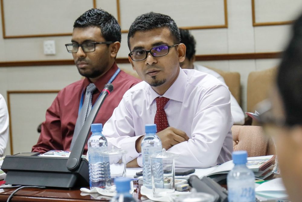 ބަޖެޓް ދިރާސާކުރާ ކޮމެޓީއަށް ވަޑައިގެން ފިނޭންސް މިނިސްޓަރު މުނައްވަރު މައުލޫމާތު ހިއްސާކުރައްވަނީ