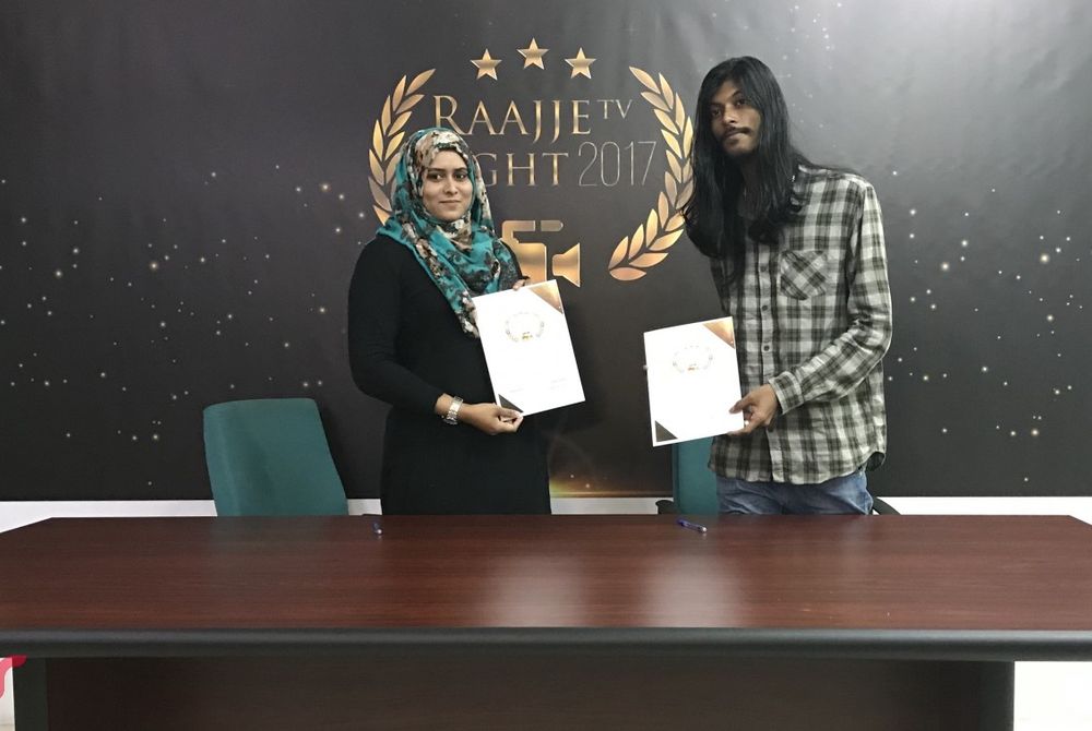 މަޝްހޫރު ލަވަކިޔުންތެރިޔާ ޝަލަބީ އިބްރާހިމާ އެކު ސޮއިކުރަނީ