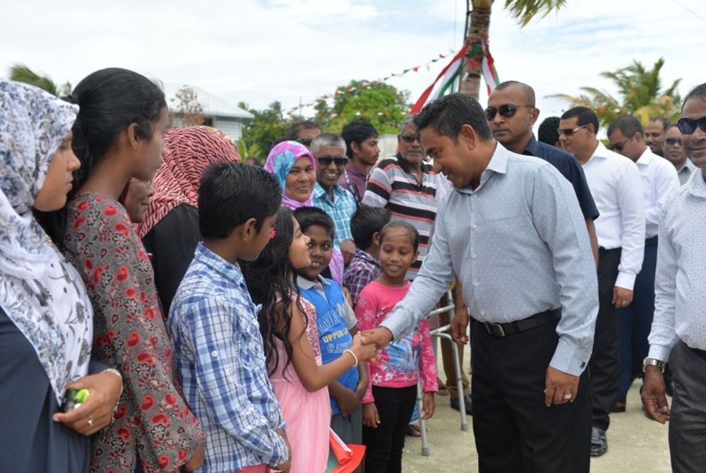 ރައީސް ޔާމީން ކުޑަކުއްޖަކާއި ސަލާމް ކުރައްވަނީ