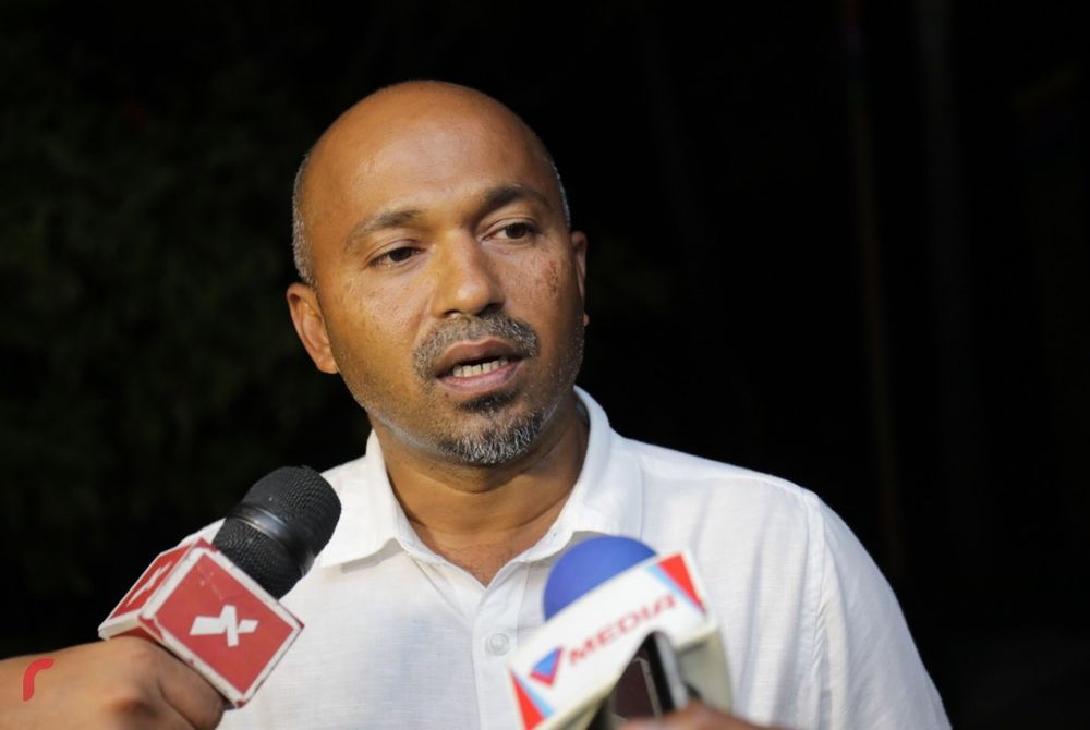 ޕްރެޑައިޒް އައިލެންޑް ރިސޯޓުގެ މެނޭޖަރު އަބްދުﷲ ފަތުހީ ރާއްޖެއެމްވީ އަށް މައުލޫމާތު ދެއްވަނީ