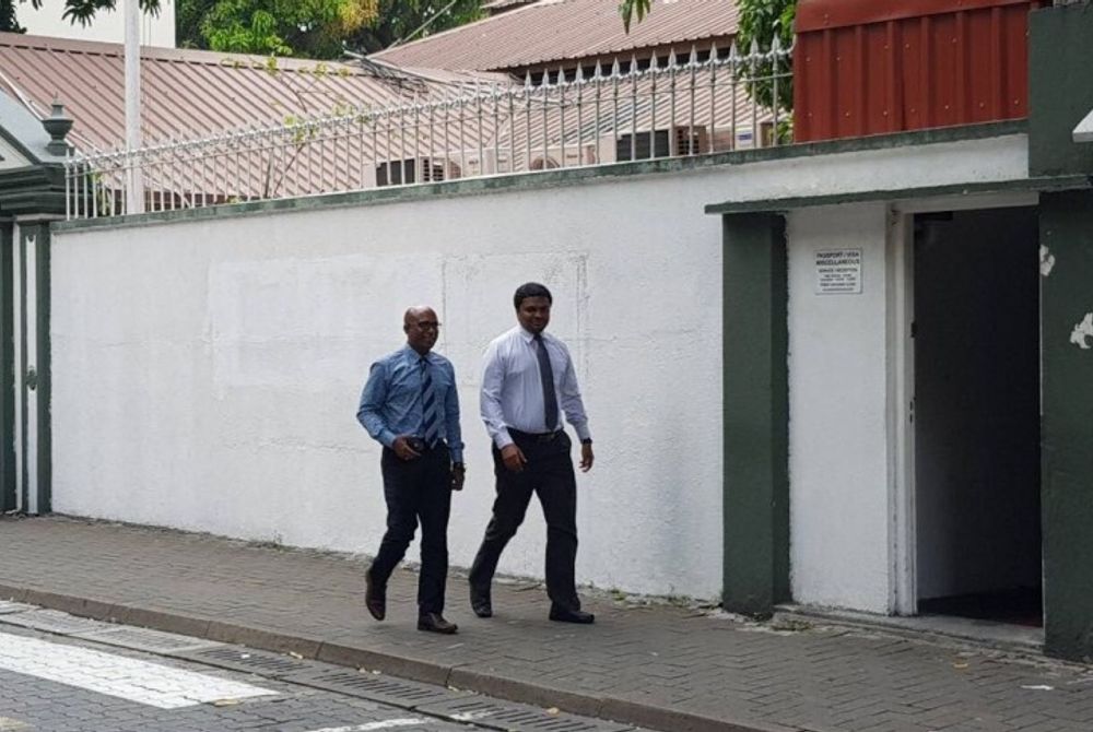 ގުޅިފައިވާ ޕާޓީތަކުގެ ފަރާތުން ސިޓީ ހަވާލުކުރުމަށް އަނަސް (އެމްޑީޕީގެ އެސްޖީ) އަދި ސަމީރު (ޖޭޕީގެ އެސްޖީ) އިންޑިއަން އެމްބަސީއަށް ވަޑައިގަންނަވަނީ