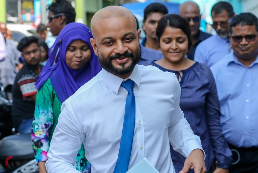 ފާރިސް މިނިވަންވުމަށްފަހު މިއަދު އާއިލާގެ ބޭފުޅުންނާއި ސަޕޯޓަރުންނާއިއެކު ކްރިމިނަލް ކޯޓު ސަރަހައްދުގައި