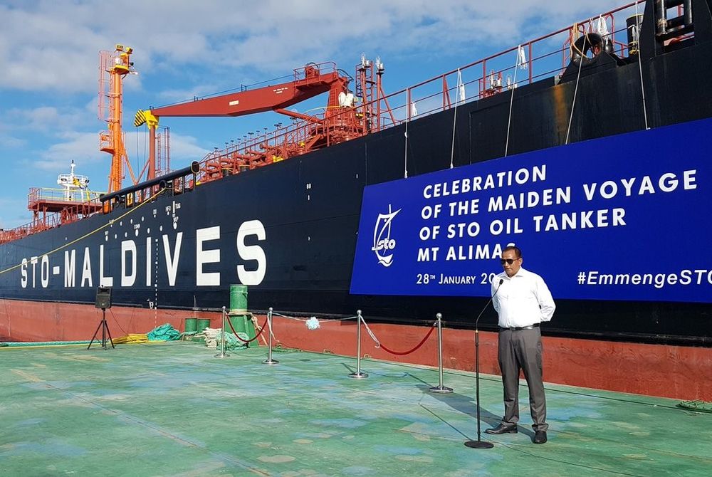 އެސްޓީއޯއަށް އަލަށް ގެނައި ތެޔޮ ޓޭންކަރު އިފްތިތާހުކުރުމަށް އިއްޔެ ބޭއްވި ރަސްމިއްޔާތުގައި އެ ކުންފުނީގެ މެނޭޖިން ޑިރެކްޓަރު ޝަހީރު ވާހަކަ ދައްކަވަނީ