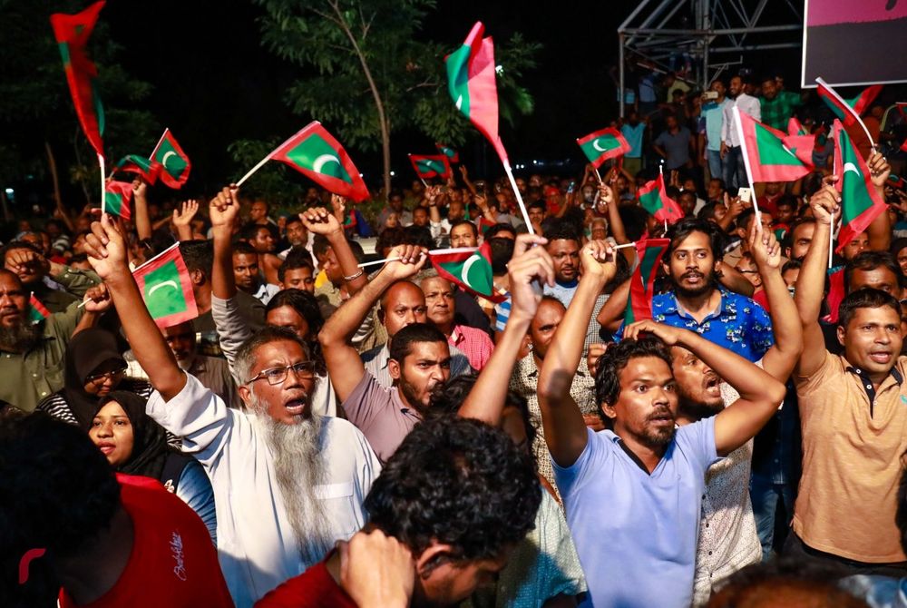 ފެބުރުއަރީ މަހުގެ އެއް ވަނަ ދުވަހު ސުްޕރީމް ކޯޓުން ނެރުނު އަމުރާއެކު އާންމު ރައްޔިތުން އުފާ ފާޅުކުރަނީ