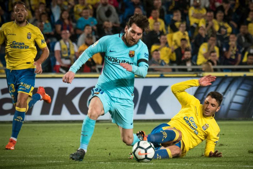 ބާސެލޯނާގެ ފޯވާޑް ލިއޮނެލް މެސީ، ލަސް ޕަލްމާސްގެ ކުޅުންތެރިޔެއްގެ ކައިރިން ނައްޓާލަނީ