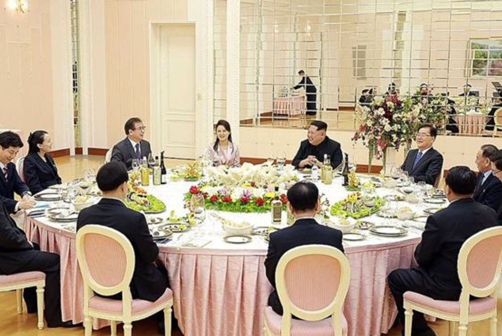 ދެ ލީޑަރުންނަށް ކޮރެއަން ޕެނިންސިއުލާގެ އެކި ކަންކޮޅުތަކުގެ ފަރިއްކޮޅުތައް އެރުވޭނެ