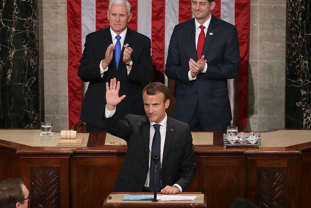 މެކްރޮން އެމެރިކާގެ ކޮންގްރެސް އާއި މުޚާޠަބުކުރެއްވުމުގެ ކުރިން ކޮންގްރެސް މެމްބަރުންނަށް އަތުން އިޝާރާތްކޮށްލައްވަނީ