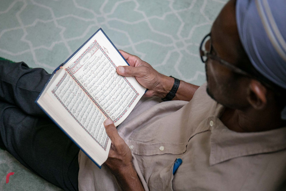 މީހަކު މިސްކިތެއްގައި ގުރުއާން ކިޔަވަނީ