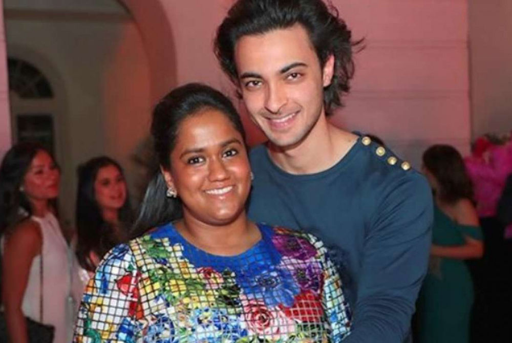 އާޔުޝް ޝަރްމާ އަންހެނުން އަރްޕިތާ ޚާން އާއި އެކު