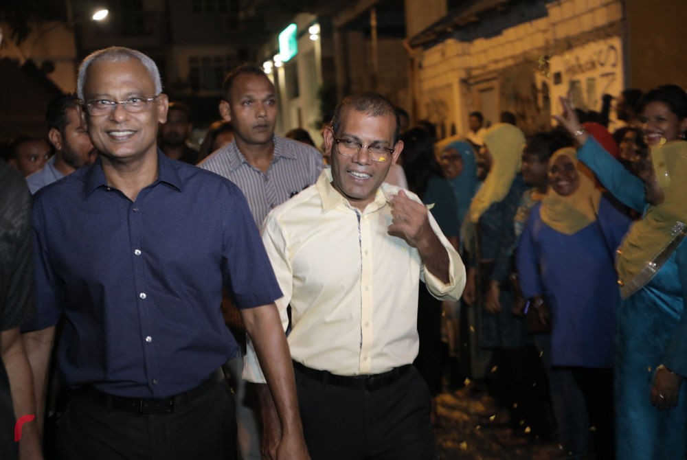 Former President Mohamed Nasheed (r) with president-elect Ibrahim Solih