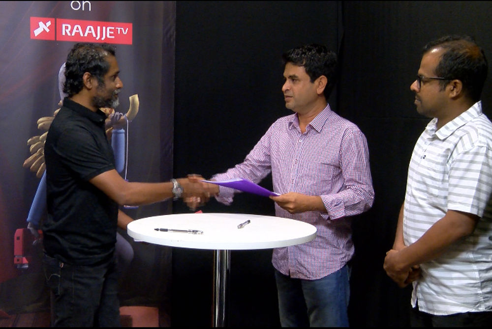 CEO Yamin Rasheed and RaajjeTV MD Ahmed Saleem at signing ceremony