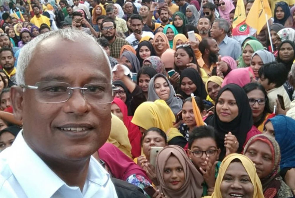 ރައީސް ސޯލިހު ސަޕޯޓަރުންނާއެކު ސެލްފީއެއް ނަންގަވަނީ