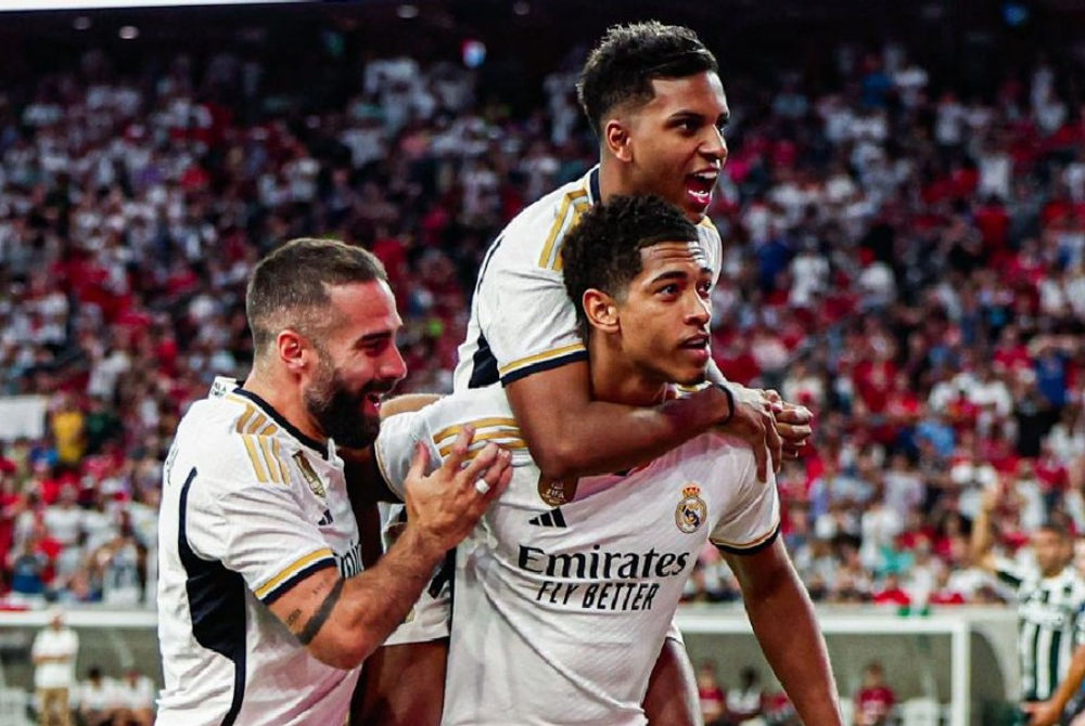 މެންޗެސްޓަރ ޔުނައިޓެޑާ ދެކޮޅަށް ކުޅުނު މެޗުގައި ލަނޑު ޖެހުމަށްފަހު ރެއާލުގެ ކުޅުންތެރިން އުފާ ފާާޅުކުރަނީ