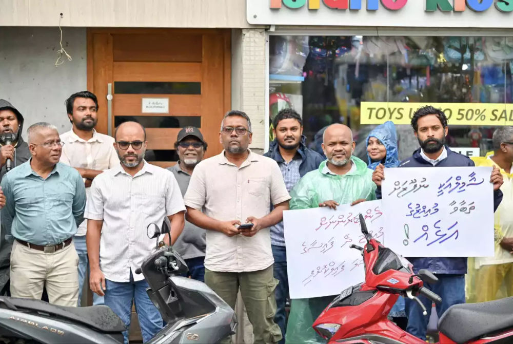 ކުރީގެ ފިނޭންސް މިނިސްޓަރު އަމީރު އޭސީސީ އަށް ހާޒިރުކުރި އިރު ކޮމިޝަނުގެ ބޭރުގައި އިހުތިޖާޖު ކުރަނީ - 12-10-2025