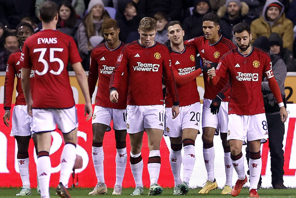 ޔުނައިޓެޑްގެ ފުރަތަމަ ލަނޑަށްފަހު ކުޅުންތެރިން އުފާފާޅުކުރަނީ