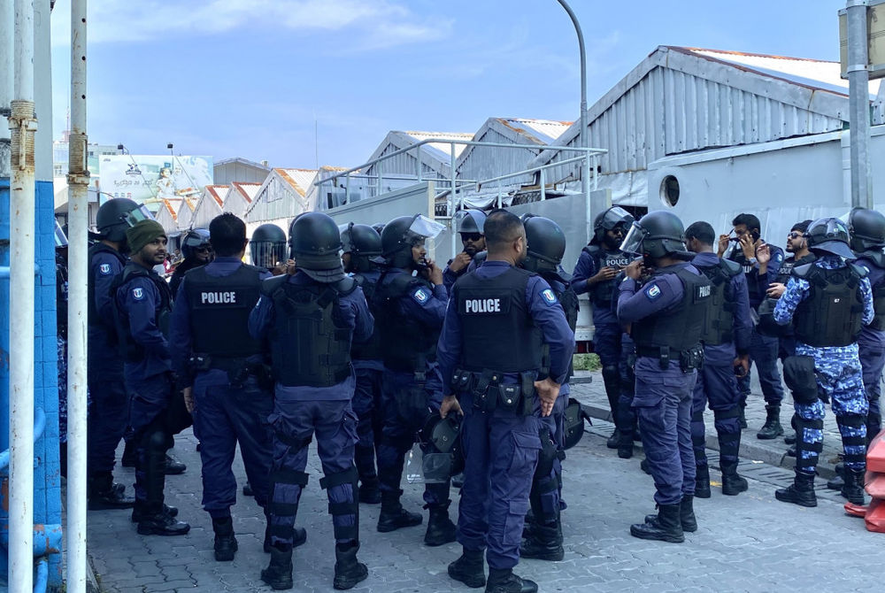 ފުލުހުން މަގުމަތީގައި ހަރަކާތްތެރިވަނީ