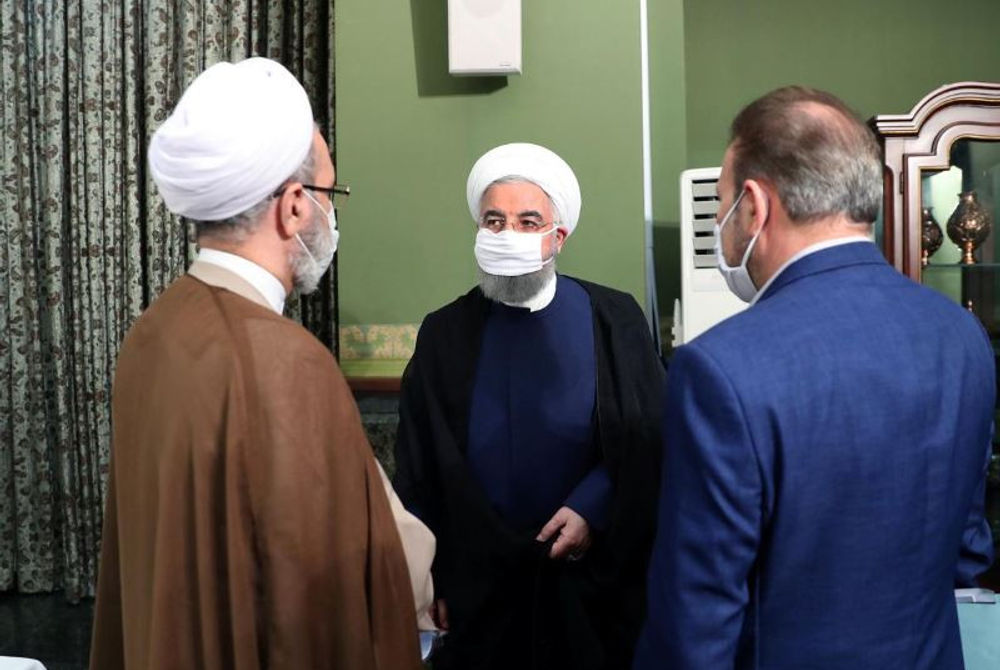 އިރާންގެ ރައީސް ހަސަން ރޫހާނީ މާސްކު އަޅުއްވައިގެން