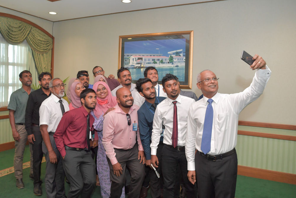President Ibrahim Mohamed Solih takes picture with media personnel