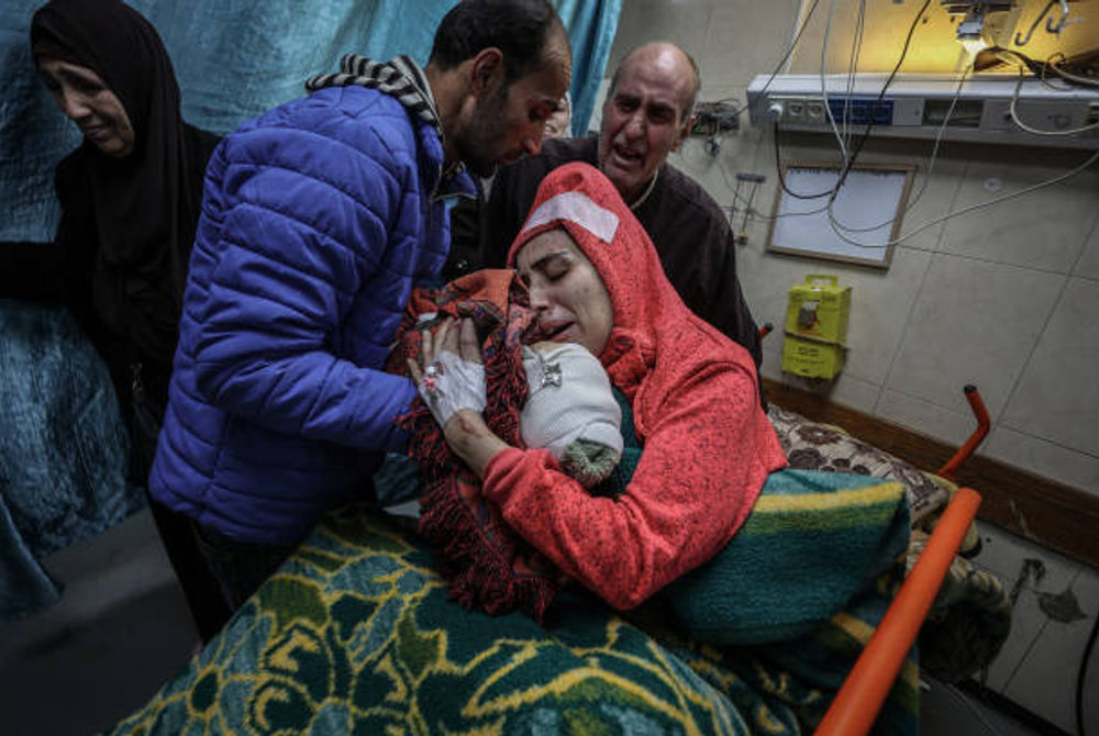 2025 ޖެނުއަރީ 09 - އިސްރާއީލުން ދީރުލް ބަލާޙް އަށްޗދިން ވައިގެ ހަމަލާއެއްގައި ދަރިފުޅު ގެއްލުމުން ފަލަސްތީނުގެ މަންމައަކު ހިތާމަކުރަނީ