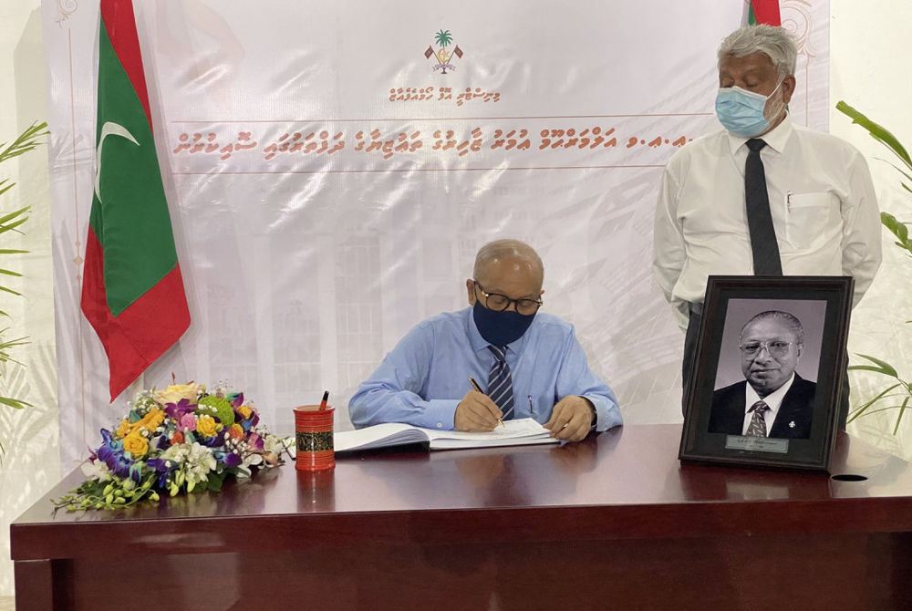އުމަރު ޒާހިރުގެ ހަނދާނުގައި ހުޅުވި ތައުޒިޔާގެ ދަފްތަރުގައި ކުރީގެ ރައީސް މައުމޫން އަބްދުލްގައްޔޫމް ސޮއިކުރައްވަނީ