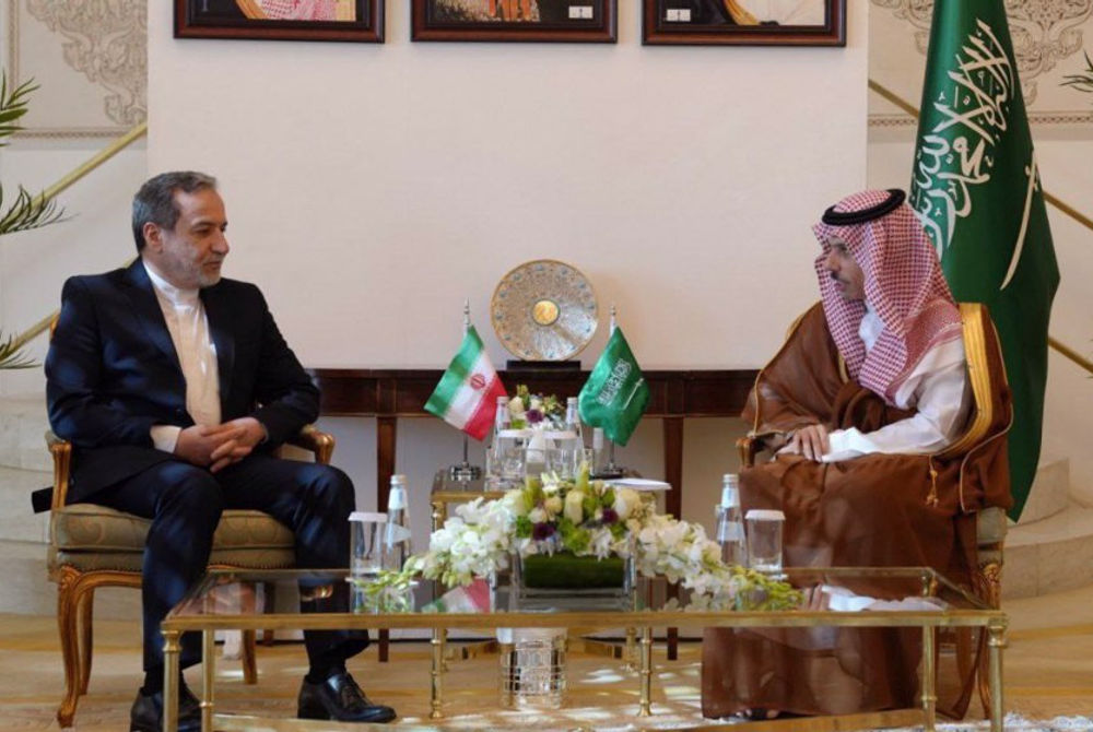 އިރާނުގެ ފޮރިން މިނިސްޓަރު އަރަގްޗީ (ވައަތްފަރާތުގައި) ރިޔާޟްގައި ސަޢޫދީ އަރަބިއްޔާގެ ޚާރިޖީ ވަޒީރު ފައިސަލް ބިން ފަރުހާނާ އާ ބައްދަލު ކުރައްވަނީ