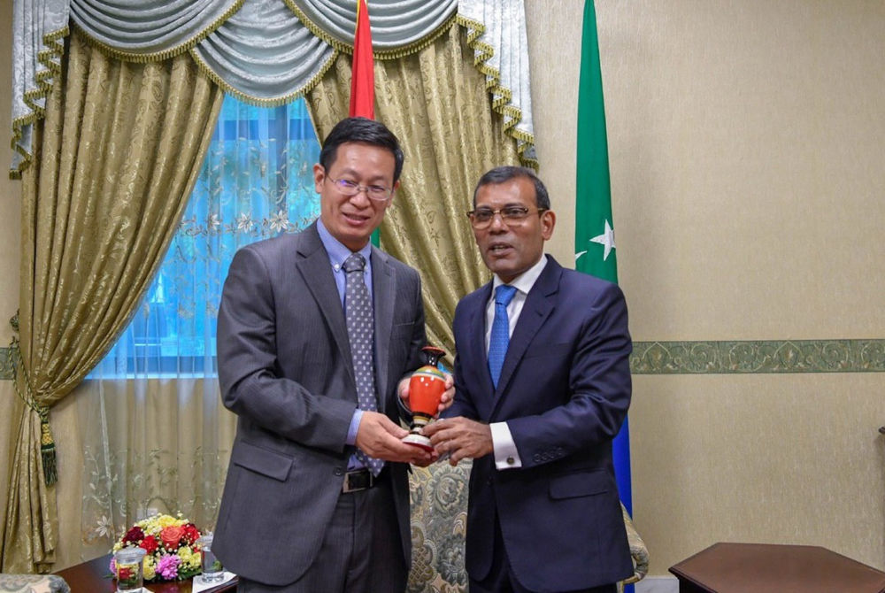 ޗައިނާގެ އެމްބެސެޑަރ ޔަންގް ލިޒޮންގާއެކު ރައްޔިތުންގެ މަޖިލީހުގެ ރައީސް މުޙައްމަދު ނަޝީދާއެކު ބޭއްވެވި ބައްދަލުކުރެއްވުމެއްގެ ތެރެއިން