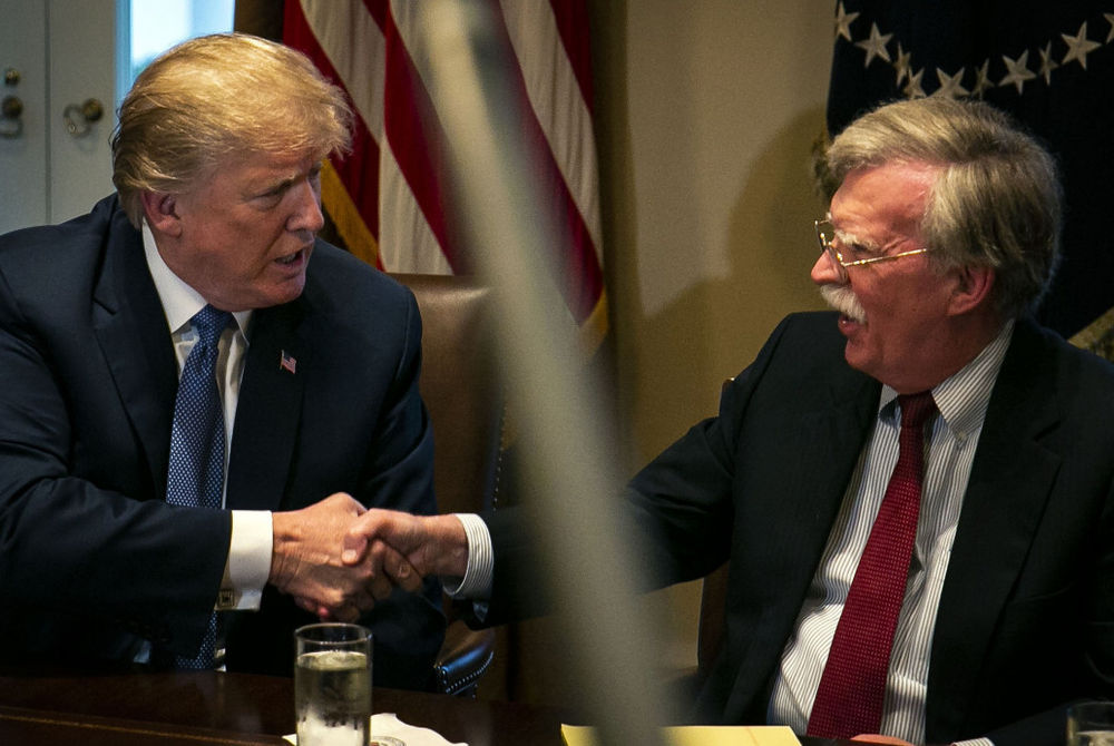 ނެޝަނަލް ސެކިއުރިޓީ އެޑްވައިޒަރު ޖޯން ބޮލްޓަން ރައީސް ޓްރަމްޕާ ސަލާމް ކުރައްވަނީ