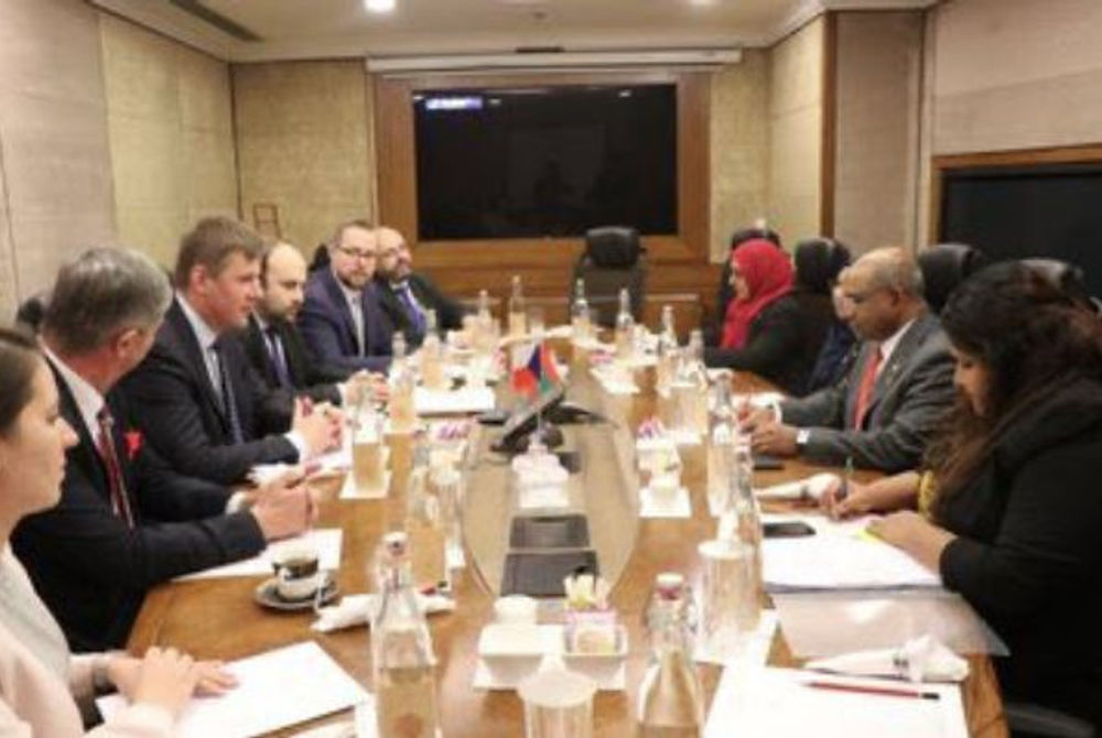 ރާއްޖެ ބޭރުންގައި ބޭއްވި ބައްދަލުވުމެއްގައި ފޮރިން މިނިސްޓަރ އަބްދުﷲ ޝާހިދު އަރިހުގައި މިނިސްޓްރީގެ އަންހެނުންގެ ޓީމެއް ބައިވެރިވަނީ